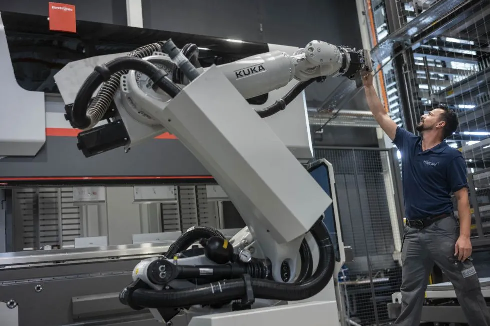 Hệ thống ByCell Bend tự động hóa quy trình uốn, tích hợp robot KUKA, minh chứng cho sự chuyển mình mạnh mẽ sang các giải pháp "nhà máy thông minh" (Smart Factory). Hệ thống ByCell Bend tự động hóa quy trình uốn, tích hợp robot KUKA, minh chứng cho sự chuyển mình mạnh mẽ sang các giải pháp "nhà máy thông minh" (Smart Factory).