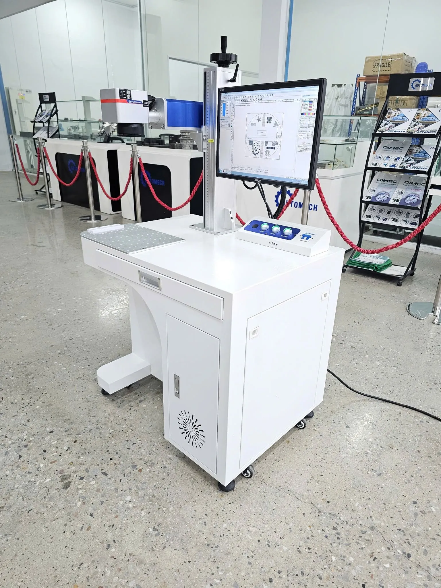 Góc nghiêng máy khắc laser Fiber với cấu trúc bàn gá phôi phẳng và tủ điện tích hợp bên hông.