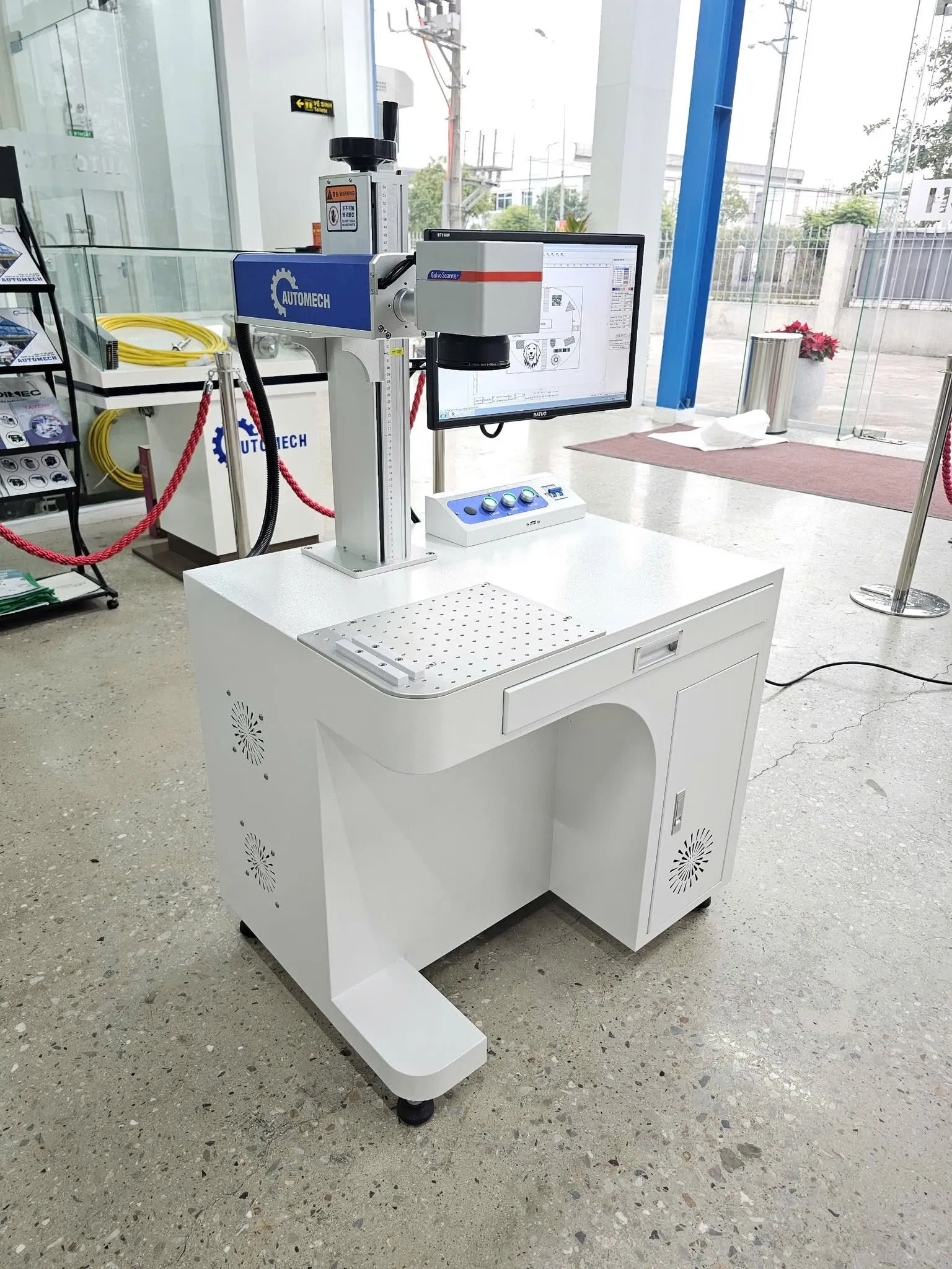 Tổng thể máy khắc laser kim loại phiên bản màu trắng hiện đại, thiết kế bàn liền khối gọn gàng, phù hợp cho các xưởng gia công tinh xảo.