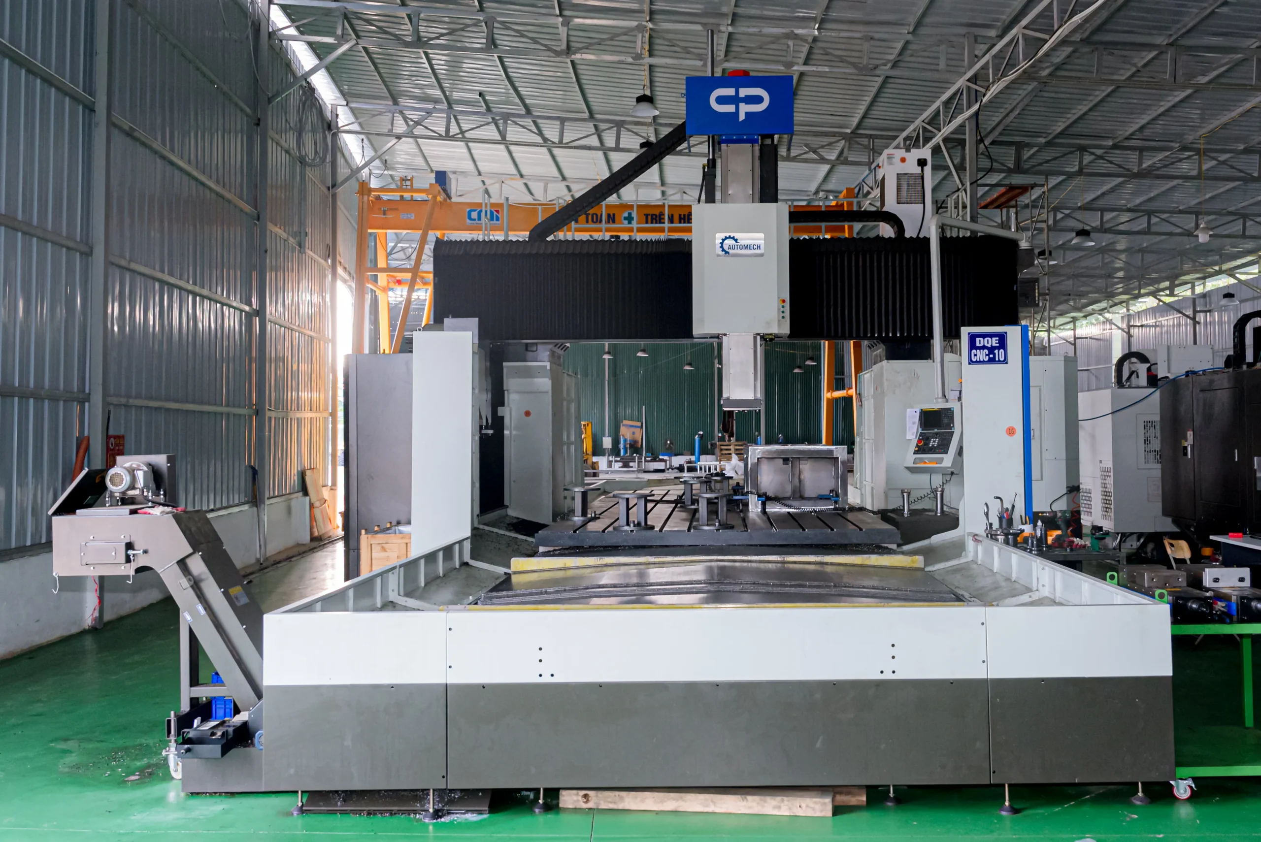 Gia công phay giường thực hiện cắt gọt chi tiết kích thước lớn với độ chính xác cao Gia công phay giường thực hiện cắt gọt chi tiết kích thước lớn với độ chính xác cao