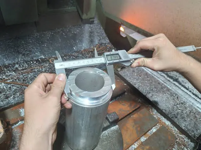 Gia công phay giường kiểm tra kích thước và dung sai trước khi bàn giao sản phẩm. Gia công phay giường kiểm tra kích thước và dung sai trước khi bàn giao sản phẩm.