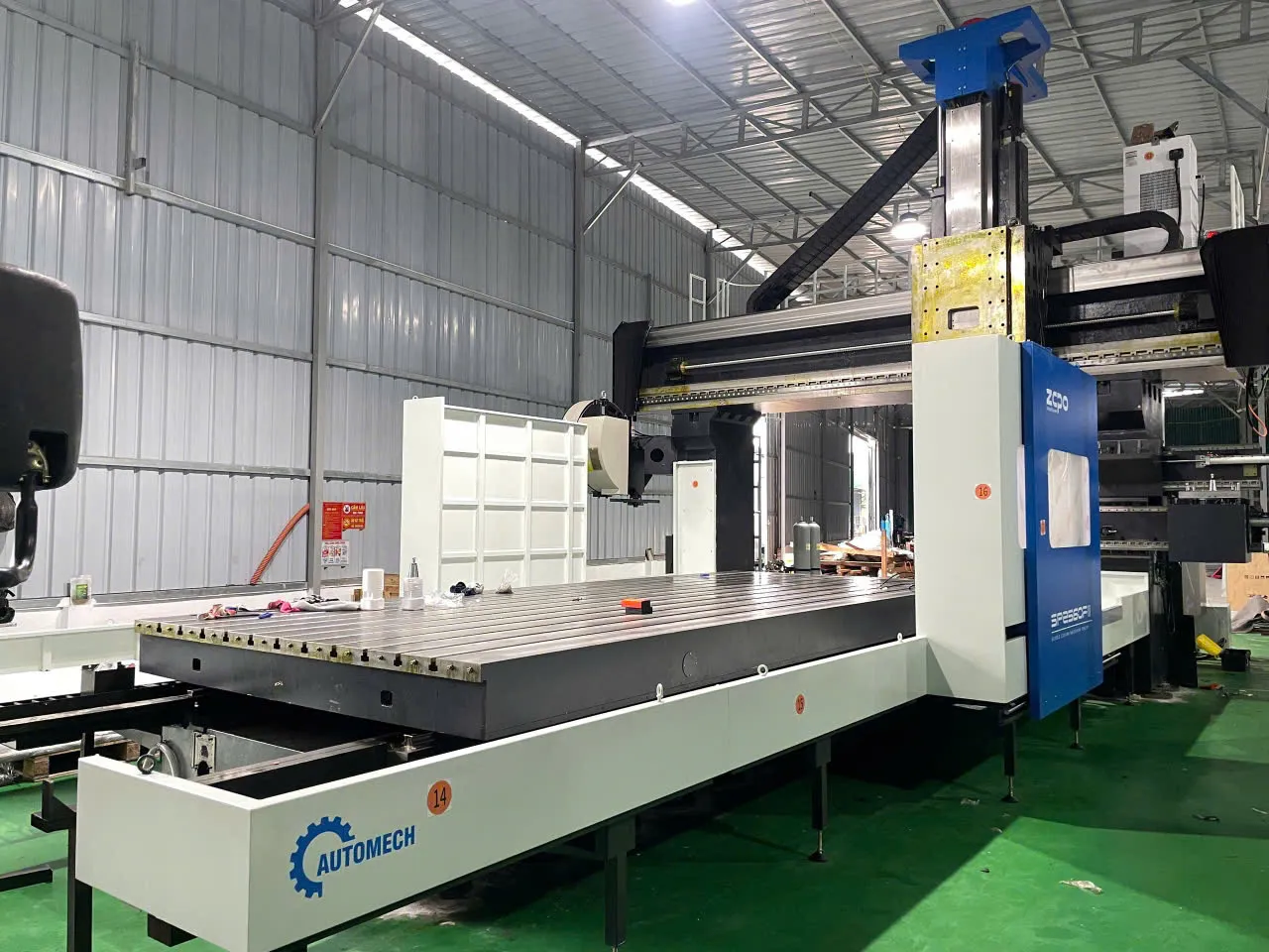 Gia công phay giường sử dụng máy CNC có khung cứng vững và bàn máy chịu tải lớn. Gia công phay giường sử dụng máy CNC có khung cứng vững và bàn máy chịu tải lớn.