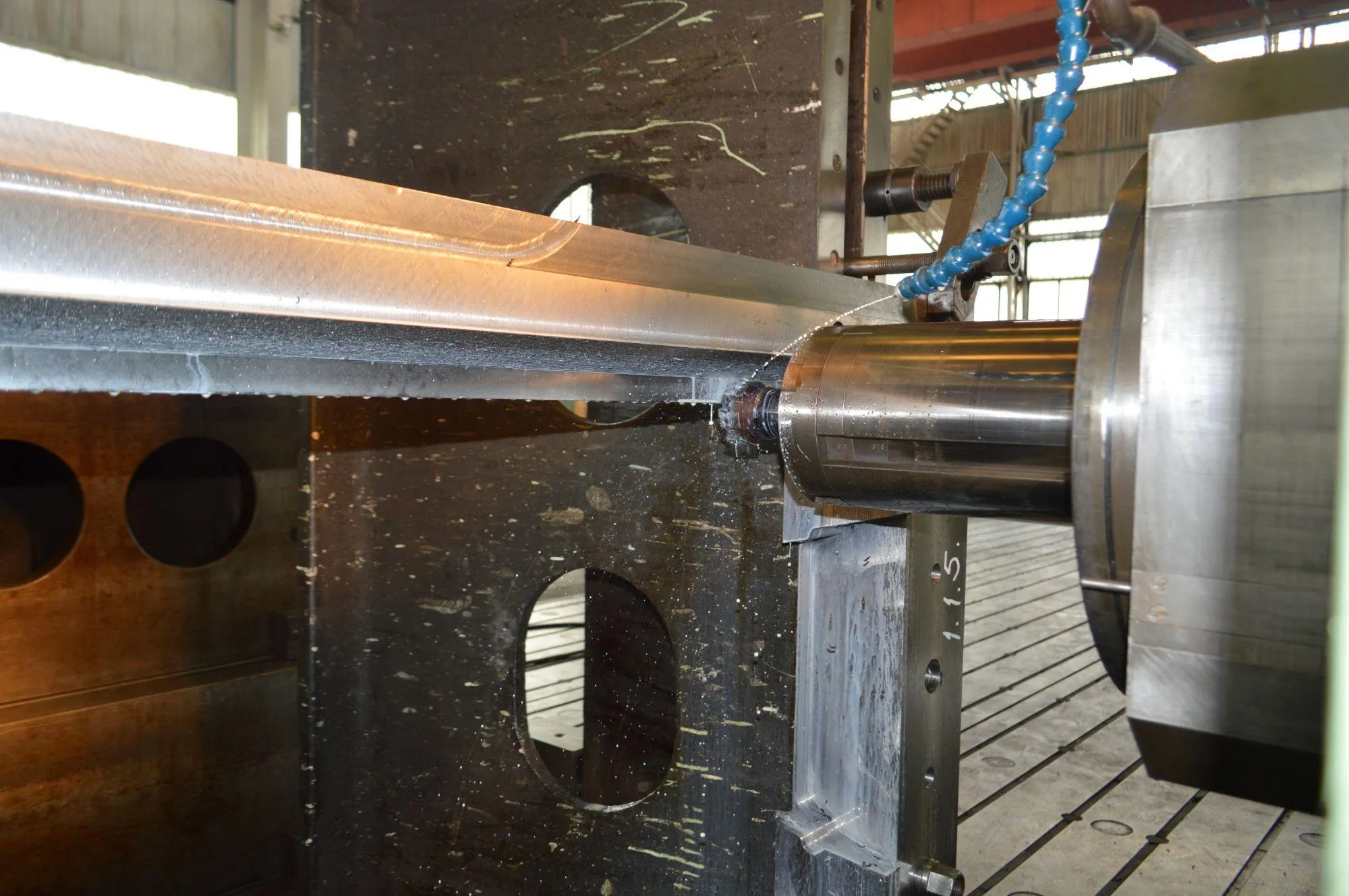 Máy phay ngang điều khiển chuyển động dao theo chương trình CNC đã thiết lập. Máy phay ngang điều khiển chuyển động dao theo chương trình CNC đã thiết lập.