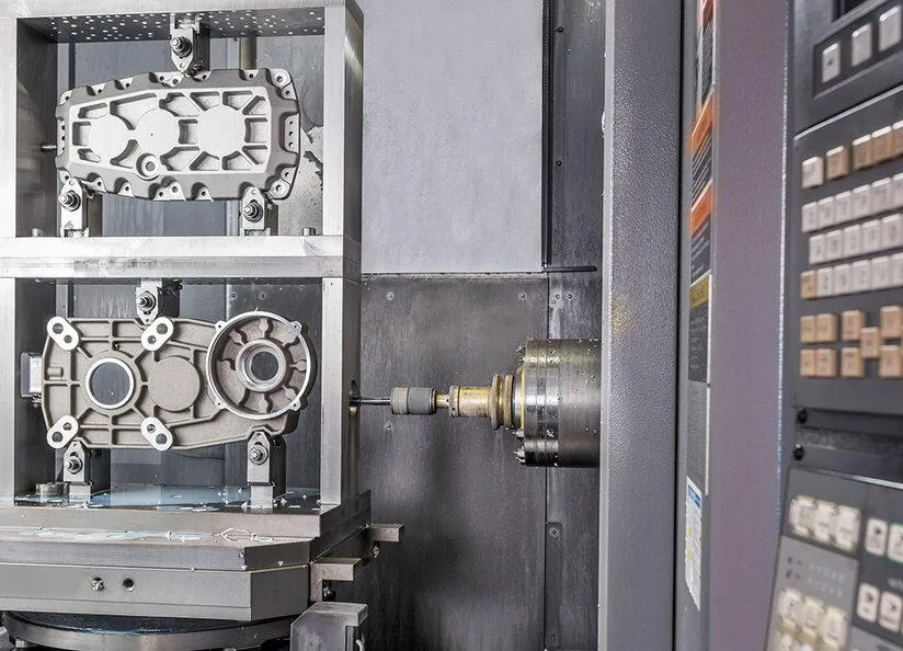 Máy phay ngang vạn năng phù hợp gia công các chi tiết lớn có trọng lượng cao. Máy phay ngang vạn năng phù hợp gia công các chi tiết lớn có trọng lượng cao.