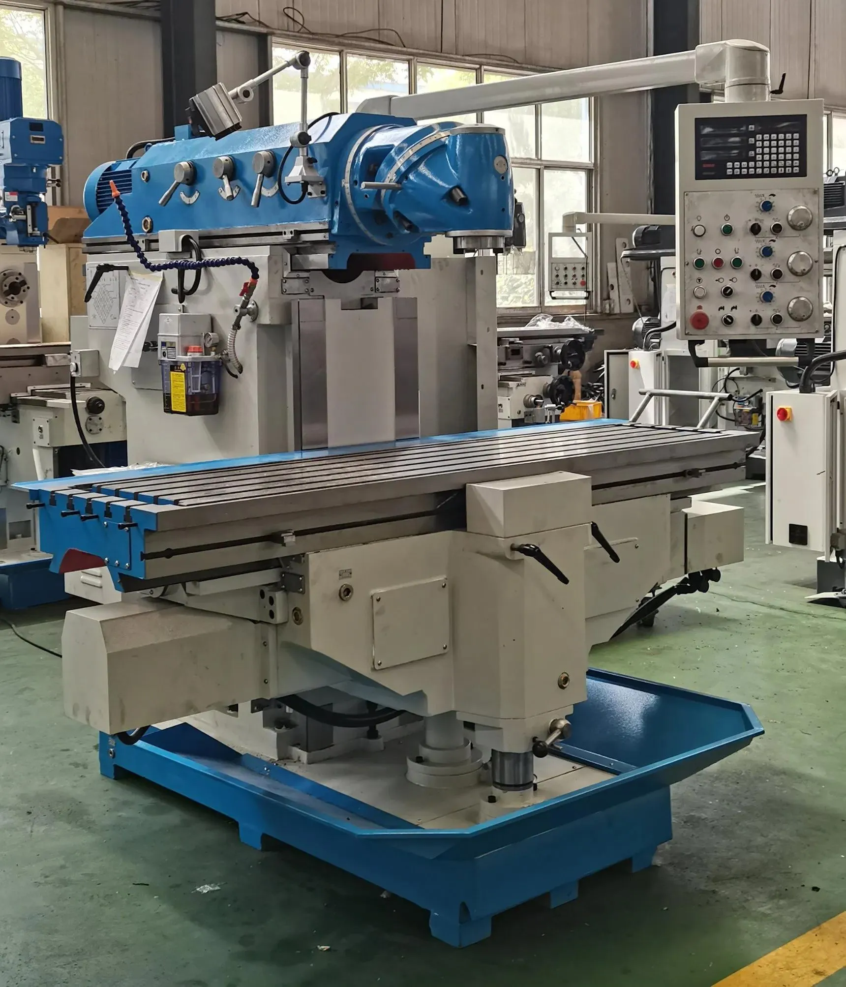 Máy phay ngang vạn năng được ứng dụng rộng rãi trong nhiều nhà máy cơ khí hiện đại. Máy phay ngang vạn năng được ứng dụng rộng rãi trong nhiều nhà máy cơ khí hiện đại.