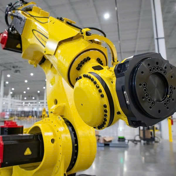 Cánh tay robot công nghiệp đa trục hiện đại — cốt lõi của giải pháp tự động hóa giúp nâng cao năng suất và đảm bảo chất lượng đồng đều trong sản xuất cơ khí chính xác