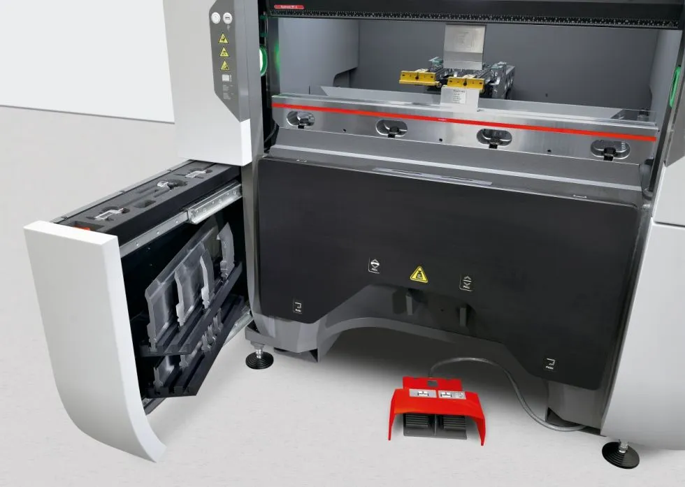 Với công nghệ điều khiển hiện đại, Bystronic Xpert 40 mang đến khả năng chấn nhanh và ổn định Với công nghệ điều khiển hiện đại, Bystronic Xpert 40 mang đến khả năng chấn nhanh và ổn định
