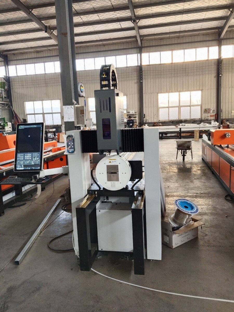 Cụm đầu cắt và hệ thống mâm cặp kẹp ống tự động trên máy laser cắt ống