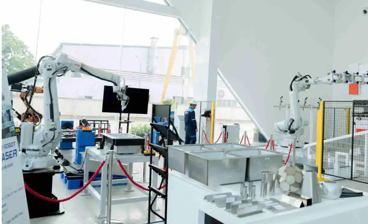 Khu vực trình diễn trạm robot hàn laser và trưng bày sản phẩm mẫu tại trung tâm demo