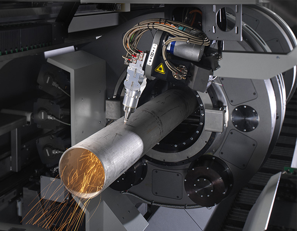 Hệ thống mâm cặp xoay CNC và đầu cắt laser fiber đang gia công cắt ống kim loại đường kính lớn