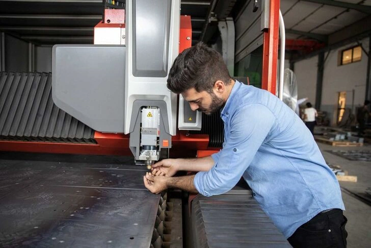 Kỹ thuật viên hiệu chỉnh đầu cắt trên máy Bystronic 10kW