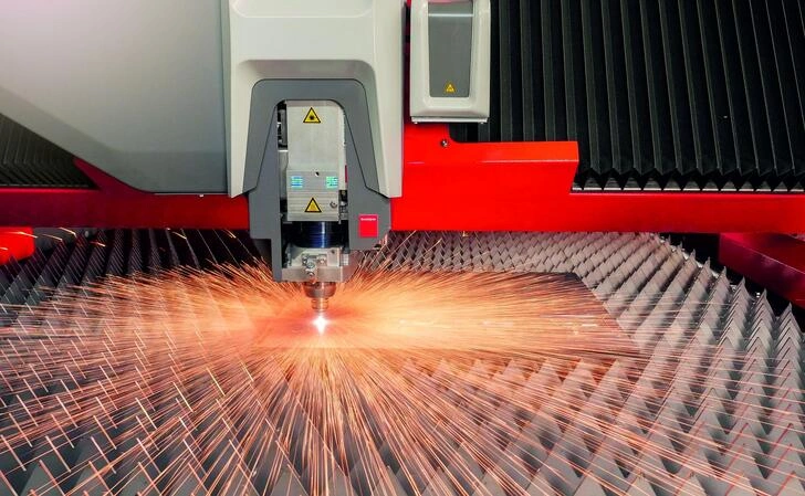 Cận cảnh quá trình cắt đột phá của nguồn Bystronic 10kW trên thép dày