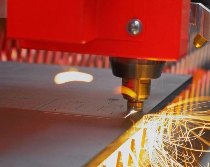 Cận cảnh quá trình cắt kim loại của máy Bystronic 12kW Fiber Laser