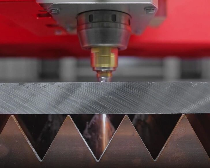Mạch cắt chính xác trên phôi dày với Bystronic 12kW Fiber Laser