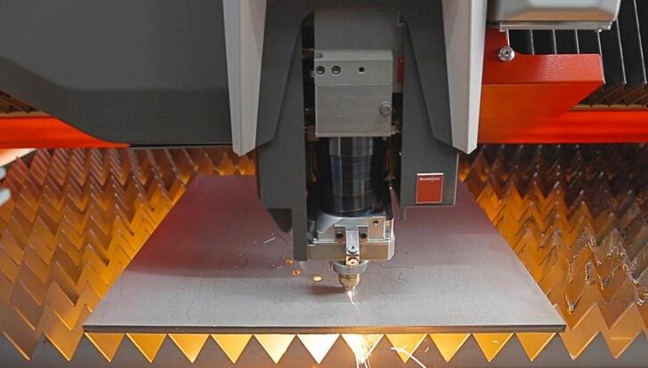 Quá trình gia công kim loại tấm trên máy Bystronic 3015 Laser