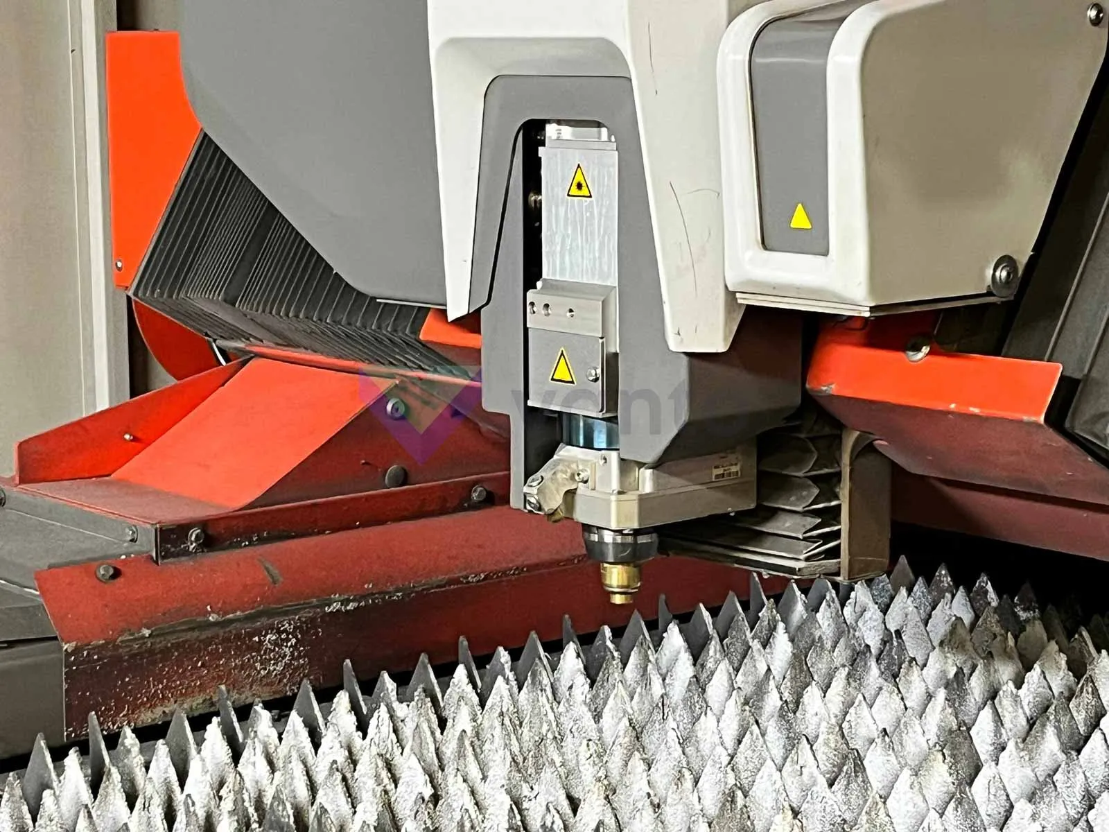 Giải pháp đồng bộ: Máy cắt laser kết hợp hệ thống bàn chuyển đổi và tháp kho ByTower, tối ưu hóa toàn bộ chuỗi gia công nạp-dỡ phôi.