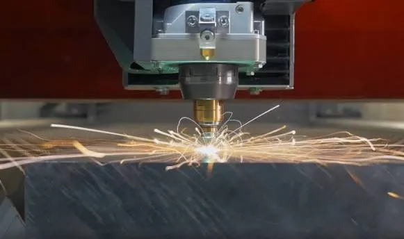 Hệ thống cảm biến tiên tiến phát hiện vị trí phôi, đảm bảo đầu cắt laser fiber Bystronic hoạt động liên tục và an toàn.