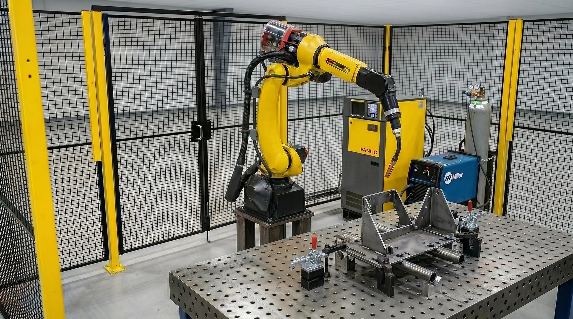 Tích hợp đồng bộ giữa robot, nguồn hàn, bàn định vị gá kẹp và hệ thống che chắn an toàn giúp tối ưu hóa không gian sản xuất và chi phí đầu tư