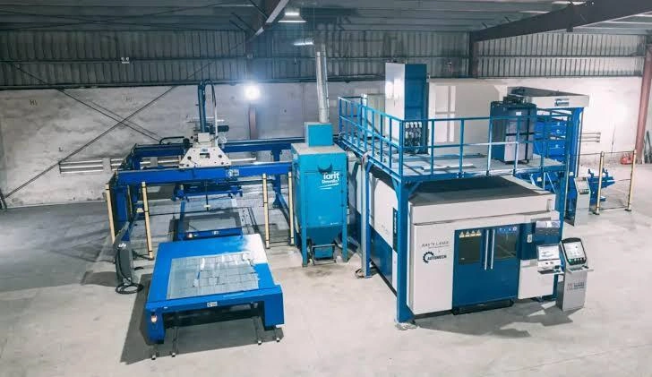 Máy cắt laser kết hợp hệ thống cấp dỡ phôi tự động thông minh Máy cắt laser kết hợp hệ thống cấp dỡ phôi tự động thông minh