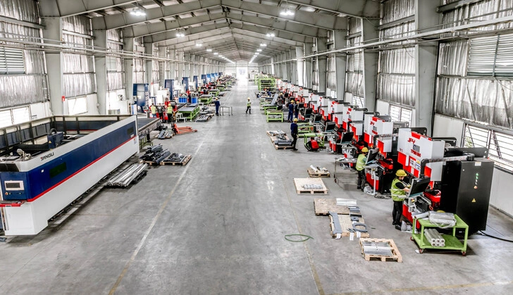 Nhà xưởng quy mô lớn trang bị hệ thống máy chấn tự động CNC JFY