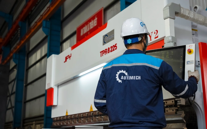 Kỹ thuật viên vận hành máy chấn tự động JFY TPR8 225