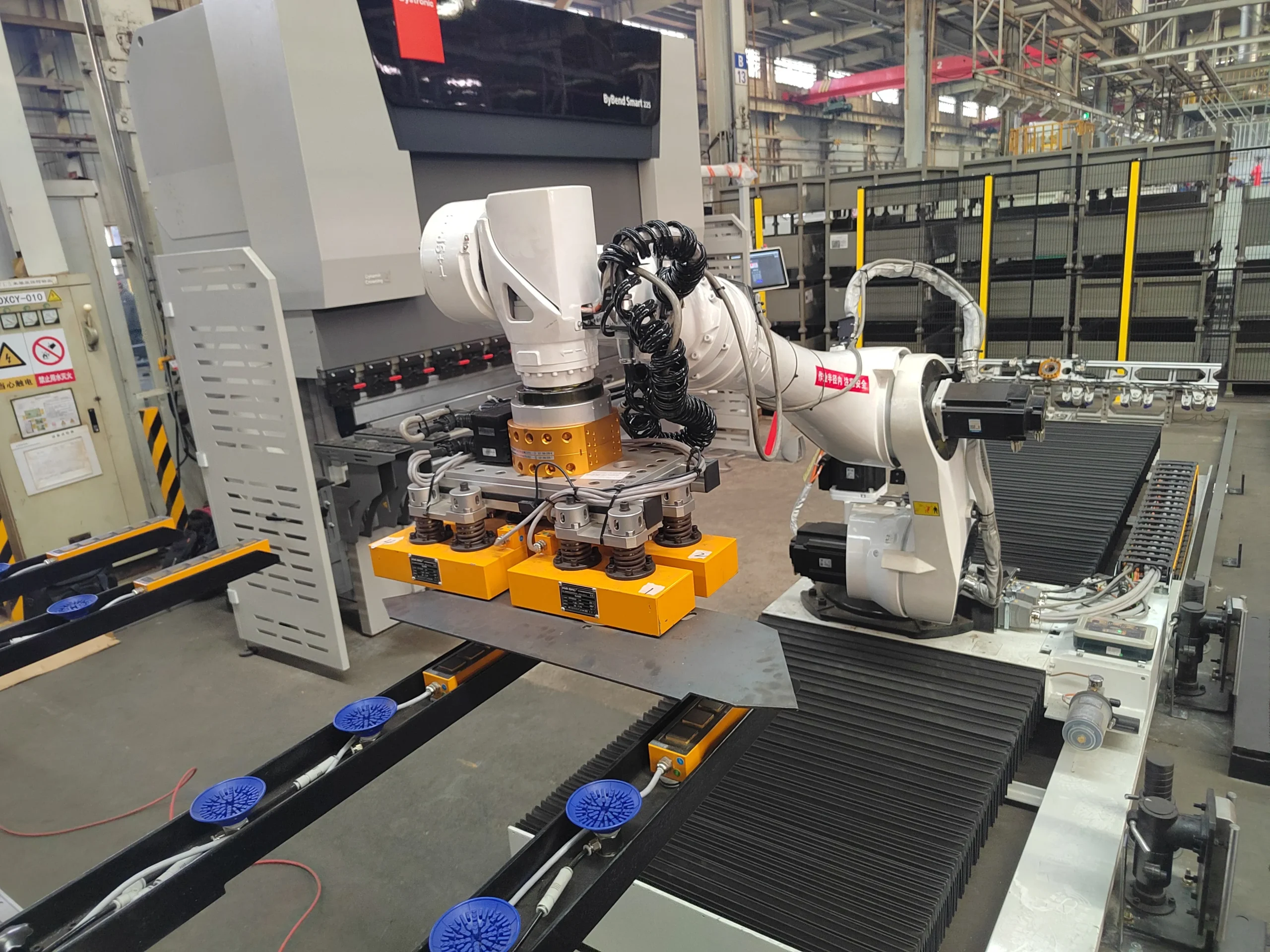Cận cảnh cánh tay Robot ESTUN trang bị đầu hút chân không đang cấp phôi kim loại tấm chính xác.