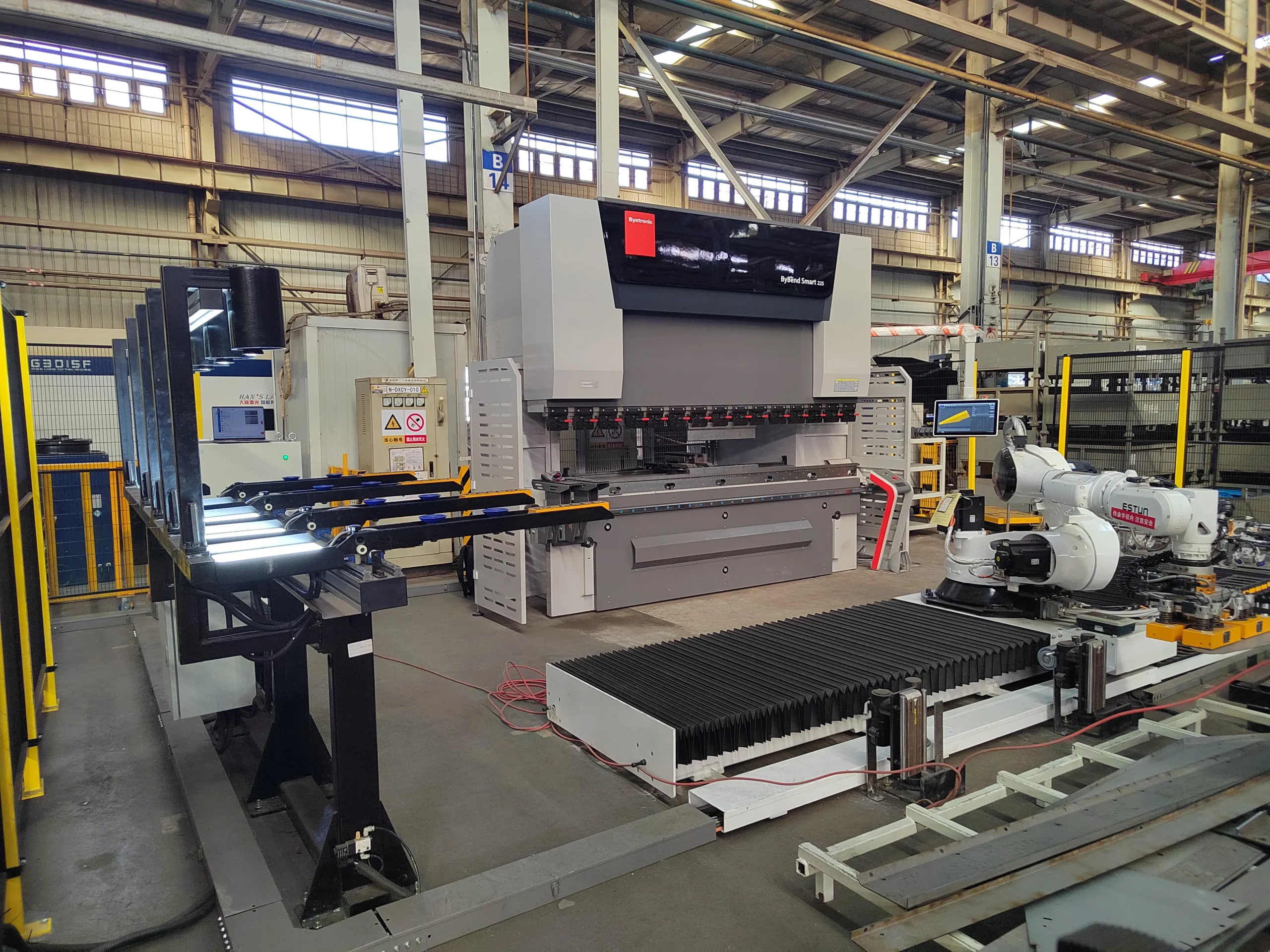 Hệ thống cell chấn tự động hóa tích hợp robot gắp phôi và máy chấn CNC Bystronic ByBend Smart.