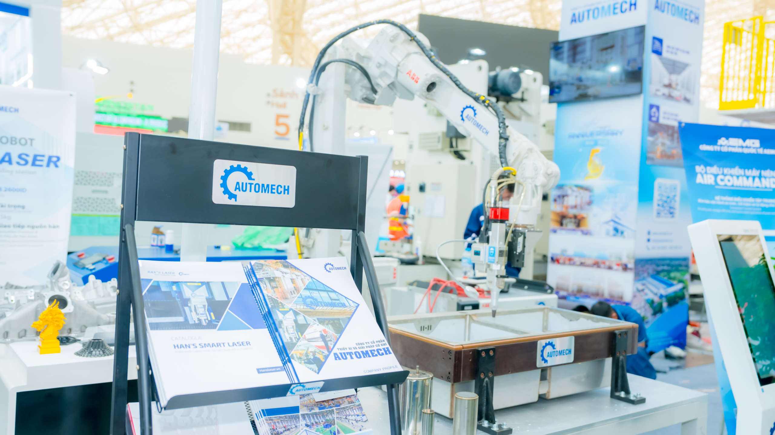 Gian hàng trưng bày và trình diễn công nghệ trạm robot hàn laser của Automech tại triển lãm