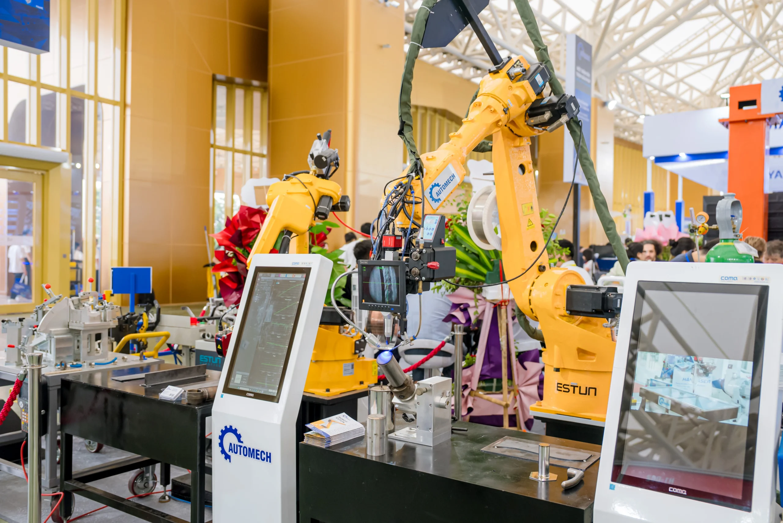 Trạm robot hàn laser kết hợp robot tự động và trạm robot hàn MIG kết hợp laser sensor Trạm robot hàn laser kết hợp robot tự động và trạm robot hàn MIG kết hợp laser sensor