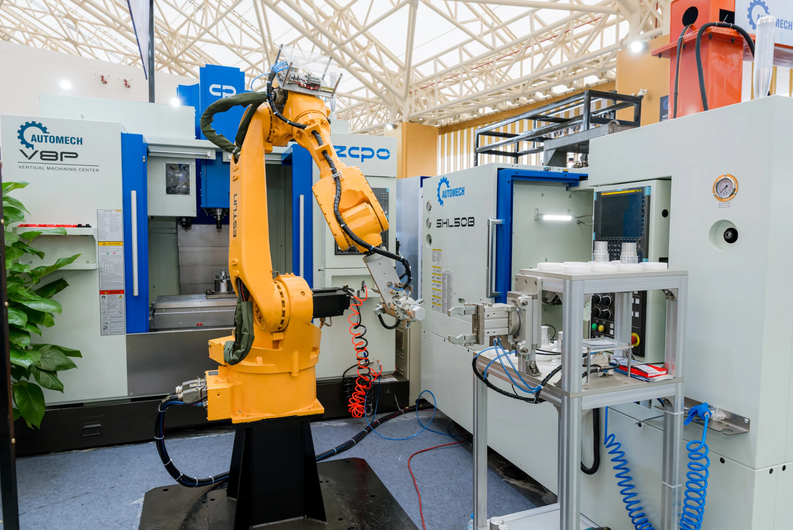 Máy phay CNC V8P và máy tiện CNC SHL50B đến từ thương hiệu ZOPO kết hợp robot tại FBC ASEAN 2026 Máy phay CNC V8P và máy tiện CNC SHL50B đến từ thương hiệu ZOPO kết hợp robot tại FBC ASEAN 2026