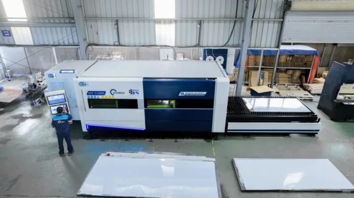 Nhờ bước sóng quang học tối ưu, máy cắt laser Fiber gia công hiệu quả trên nhiều loại vật liệu từ thép carbon, inox đến nhôm và đồng tấm Nhờ bước sóng quang học tối ưu, máy cắt laser Fiber gia công hiệu quả trên nhiều loại vật liệu từ thép carbon, inox đến nhôm và đồng tấm