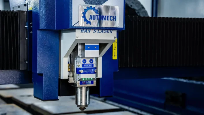 Máy cắt laser Fiber là thiết bị gia công kim loại hiện đại sử dụng chùm tia laser sợi quang mật độ năng lượng cao để bóc tách vật liệu với độ chính xác vượt trội Máy cắt laser Fiber là thiết bị gia công kim loại hiện đại sử dụng chùm tia laser sợi quang mật độ năng lượng cao để bóc tách vật liệu với độ chính xác vượt trội