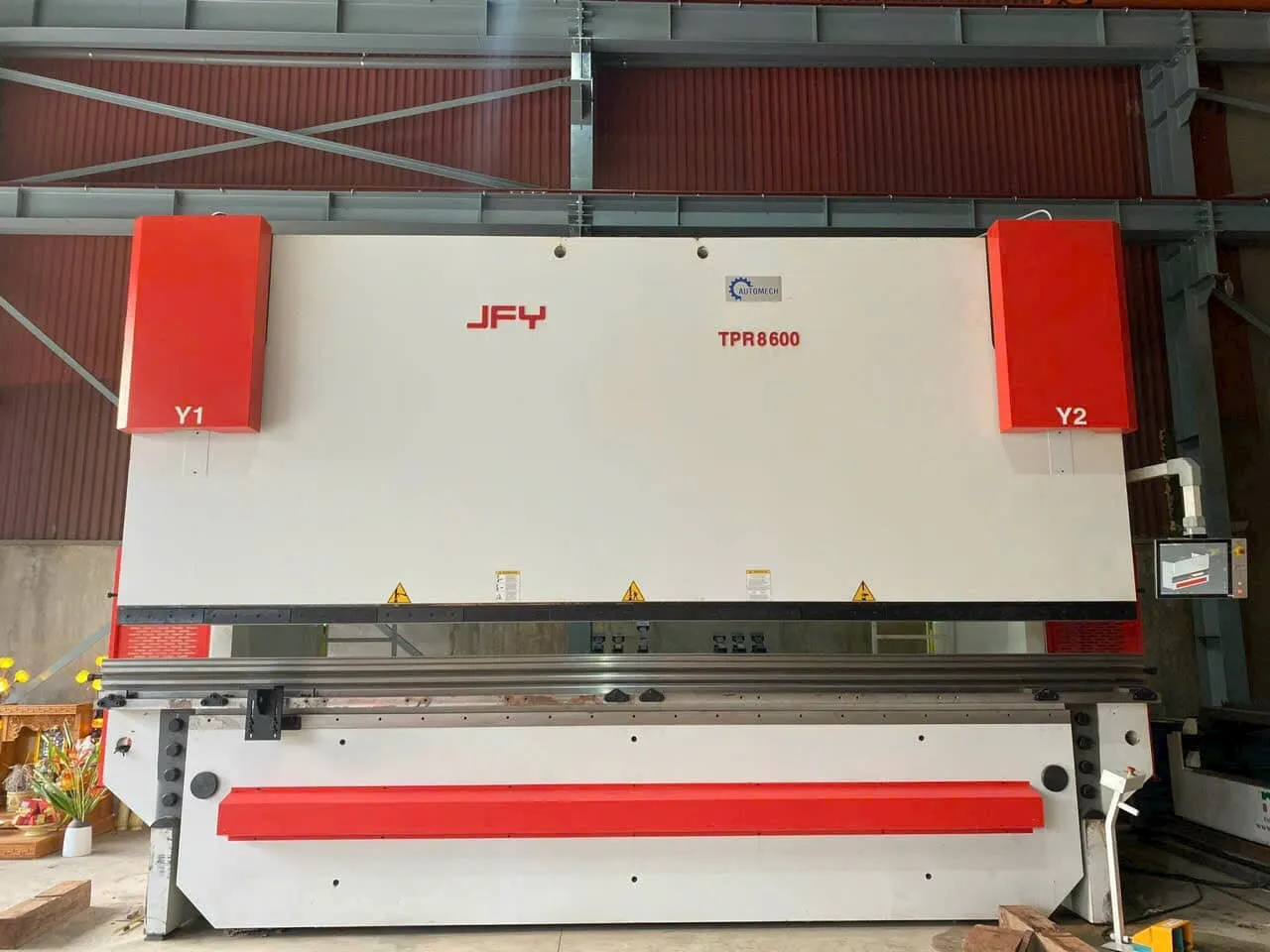 Trong sản xuất vỏ tủ điện và thang máng cáp, máy chấn CNC giúp tạo hình các đường gấp chữ V, U, C hoặc Z với độ sắc nét vượt trội Trong sản xuất vỏ tủ điện và thang máng cáp, máy chấn CNC giúp tạo hình các đường gấp chữ V, U, C hoặc Z với độ sắc nét vượt trội