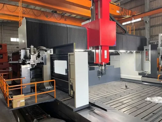Nhiều dòng máy phay CNC hiện đại được trang bị giao diện kết nối với robot gắp phôi để duy trì dây chuyền sản xuất tự động 24/7 Nhiều dòng máy phay CNC hiện đại được trang bị giao diện kết nối với robot gắp phôi để duy trì dây chuyền sản xuất tự động 24/7