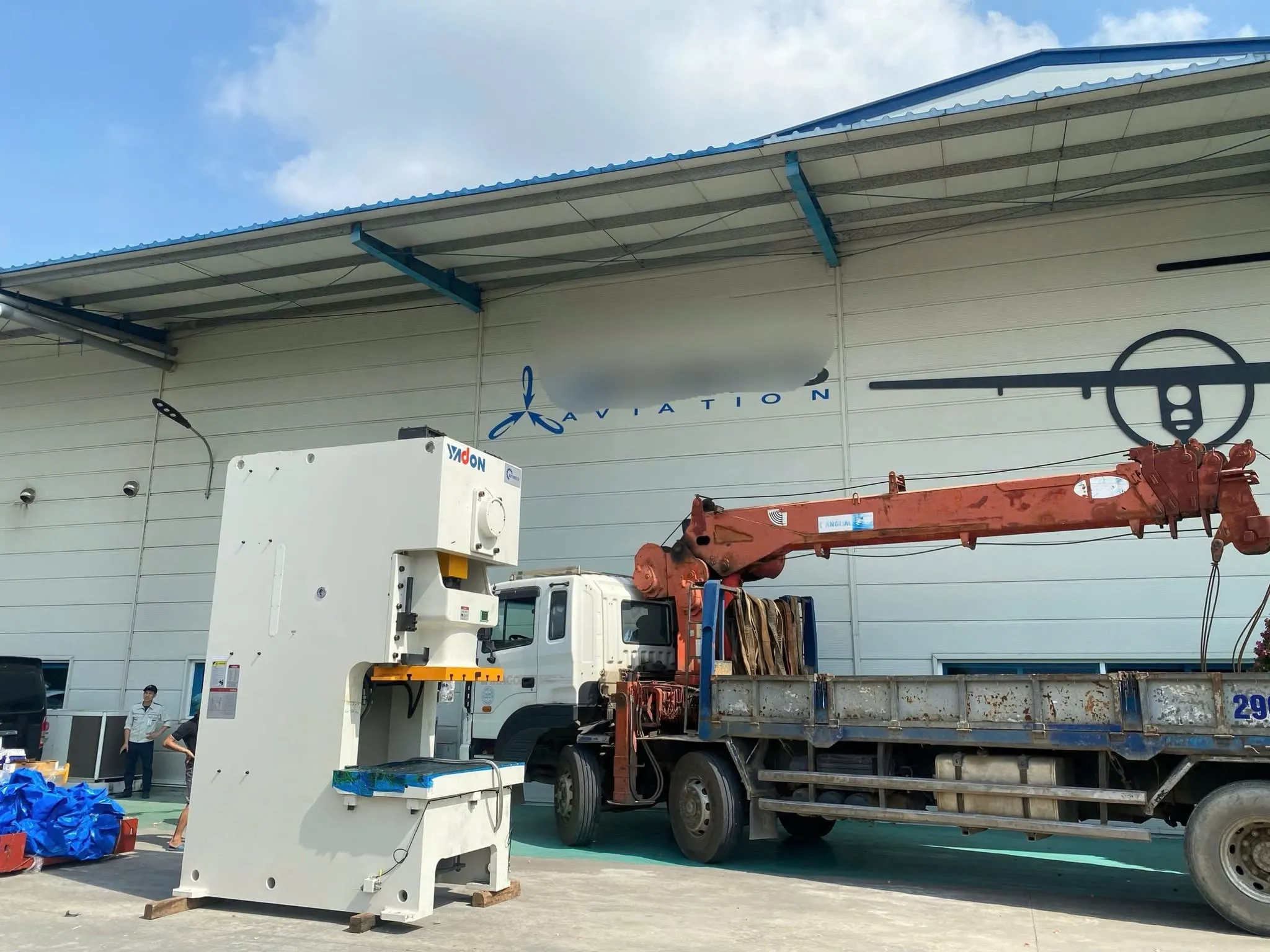 Hình ảnh máy đột dập tự động chuyên dụng trong sản xuất cơ khí