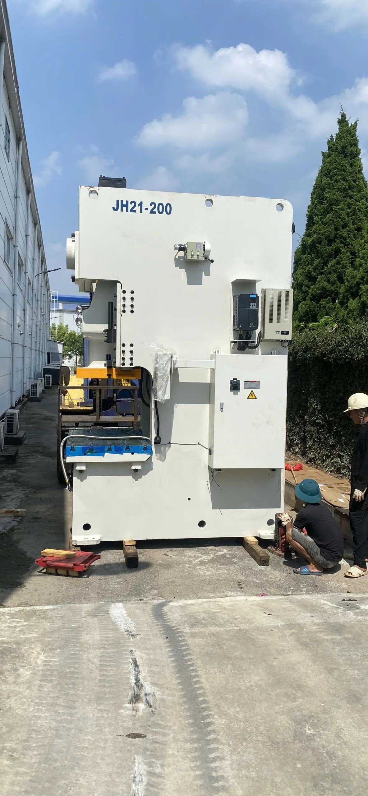 Máy đột dập tự động gia công kim loại tấm với năng suất cao