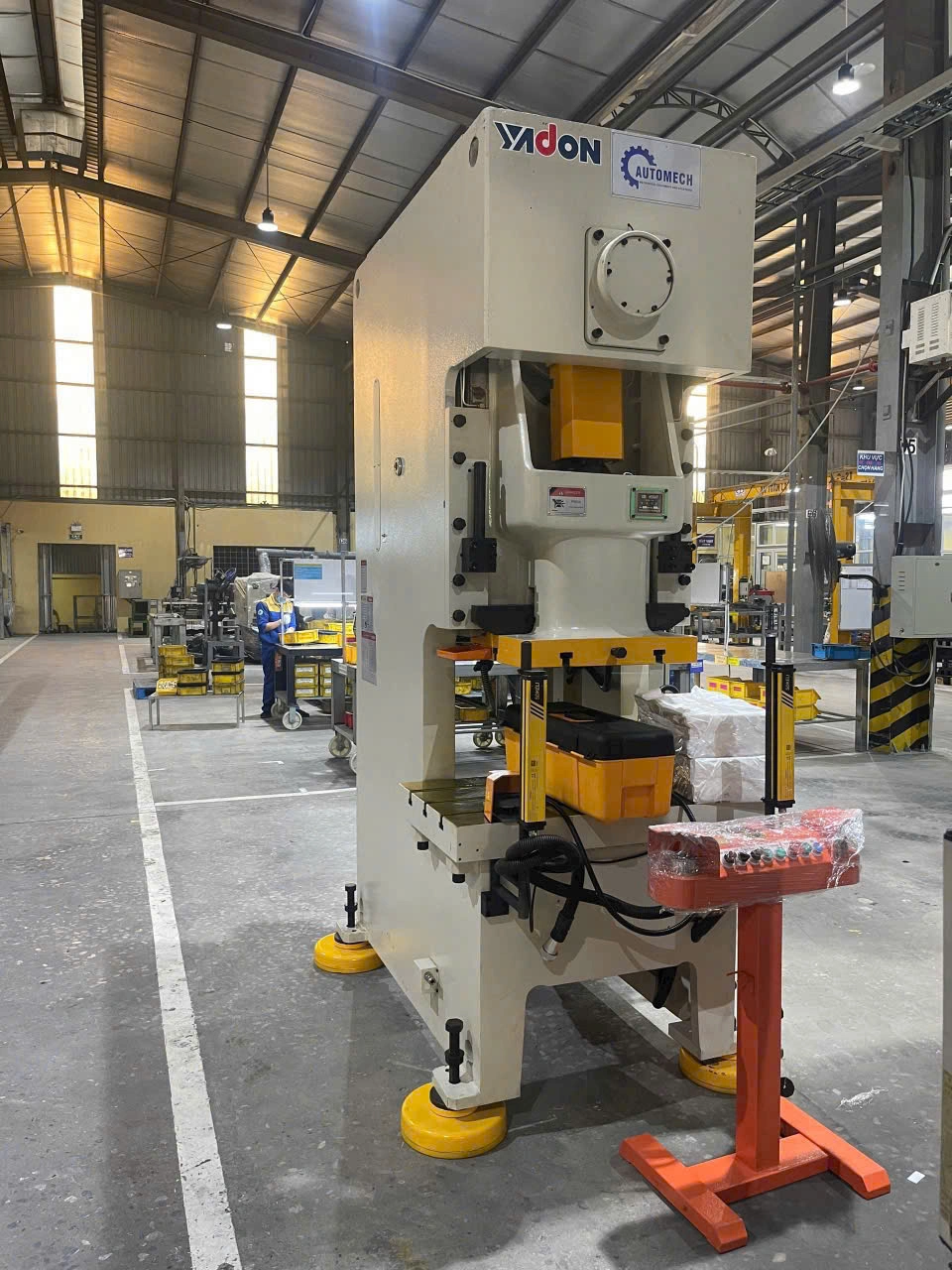 Máy đột dập tự động gia công kim loại tấm với độ chính xác cao