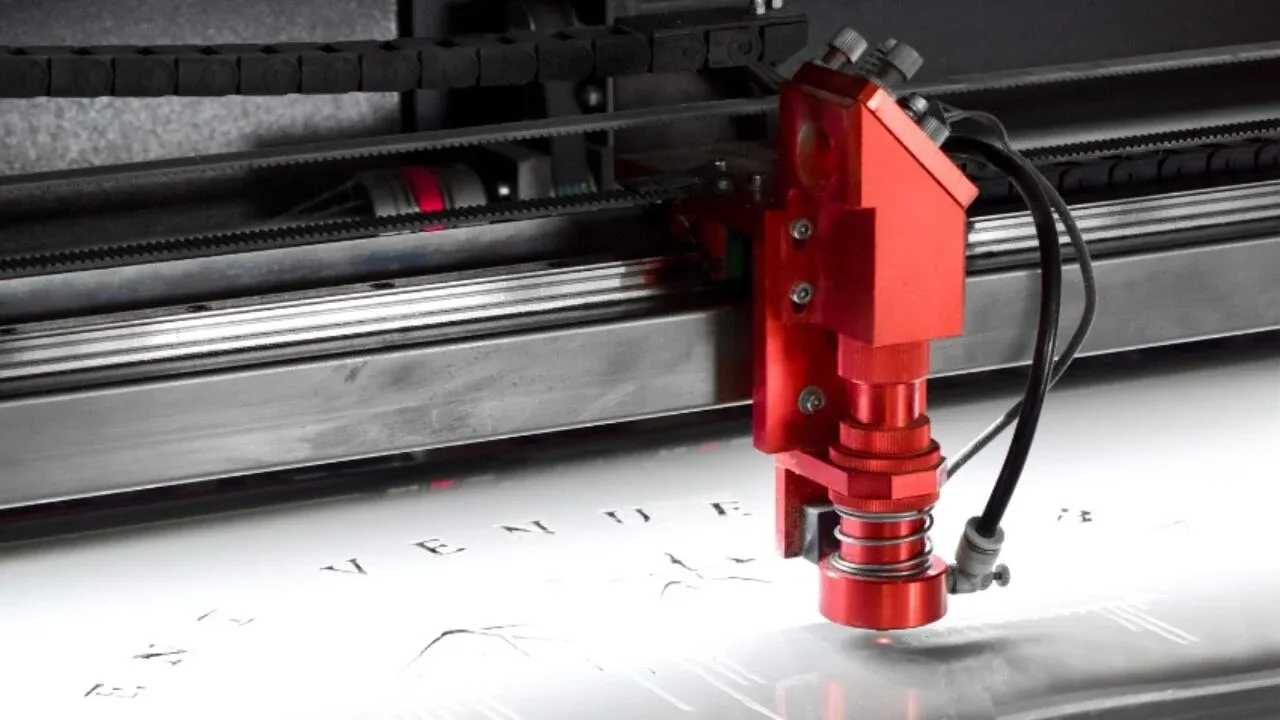 Máy cắt laser CO2 tạo đường cắt sắc nét, đáp ứng yêu cầu gia công chi tiết phức tạp Máy cắt laser CO2 tạo đường cắt sắc nét, đáp ứng yêu cầu gia công chi tiết phức tạp