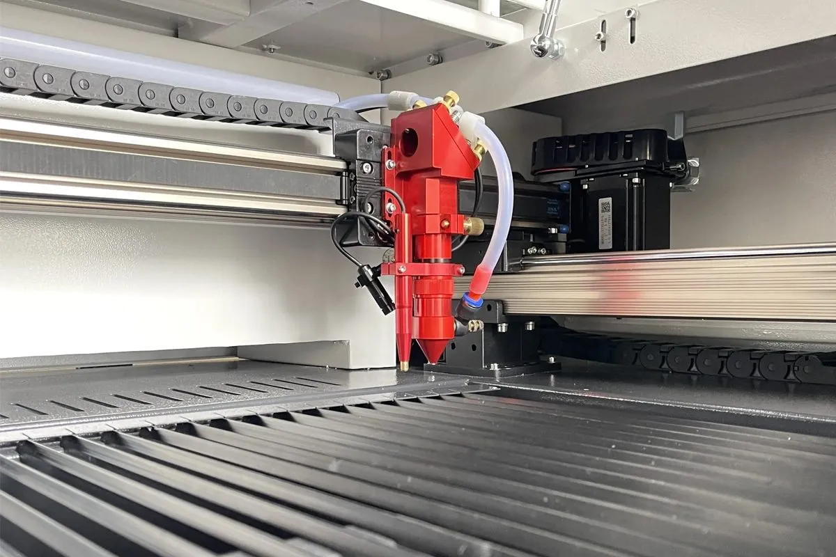 Máy cắt laser CO2 cho phép xử lý đa dạng mẫu thiết kế, đáp ứng nhu cầu sản xuất linh hoạt Máy cắt laser CO2 cho phép xử lý đa dạng mẫu thiết kế, đáp ứng nhu cầu sản xuất linh hoạt