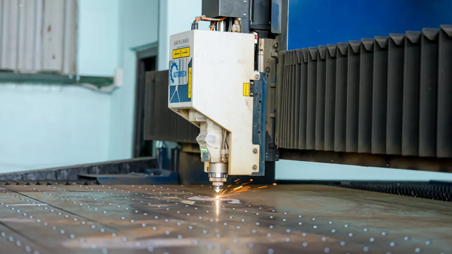 Cấu tạo cơ khí vững chắc cùng hệ thống ray dẫn hướng chính xác giúp máy cắt laser sợi quang duy trì độ ổn định liên tục khi gia công ở tốc độ cao Cấu tạo cơ khí vững chắc cùng hệ thống ray dẫn hướng chính xác giúp máy cắt laser sợi quang duy trì độ ổn định liên tục khi gia công ở tốc độ cao