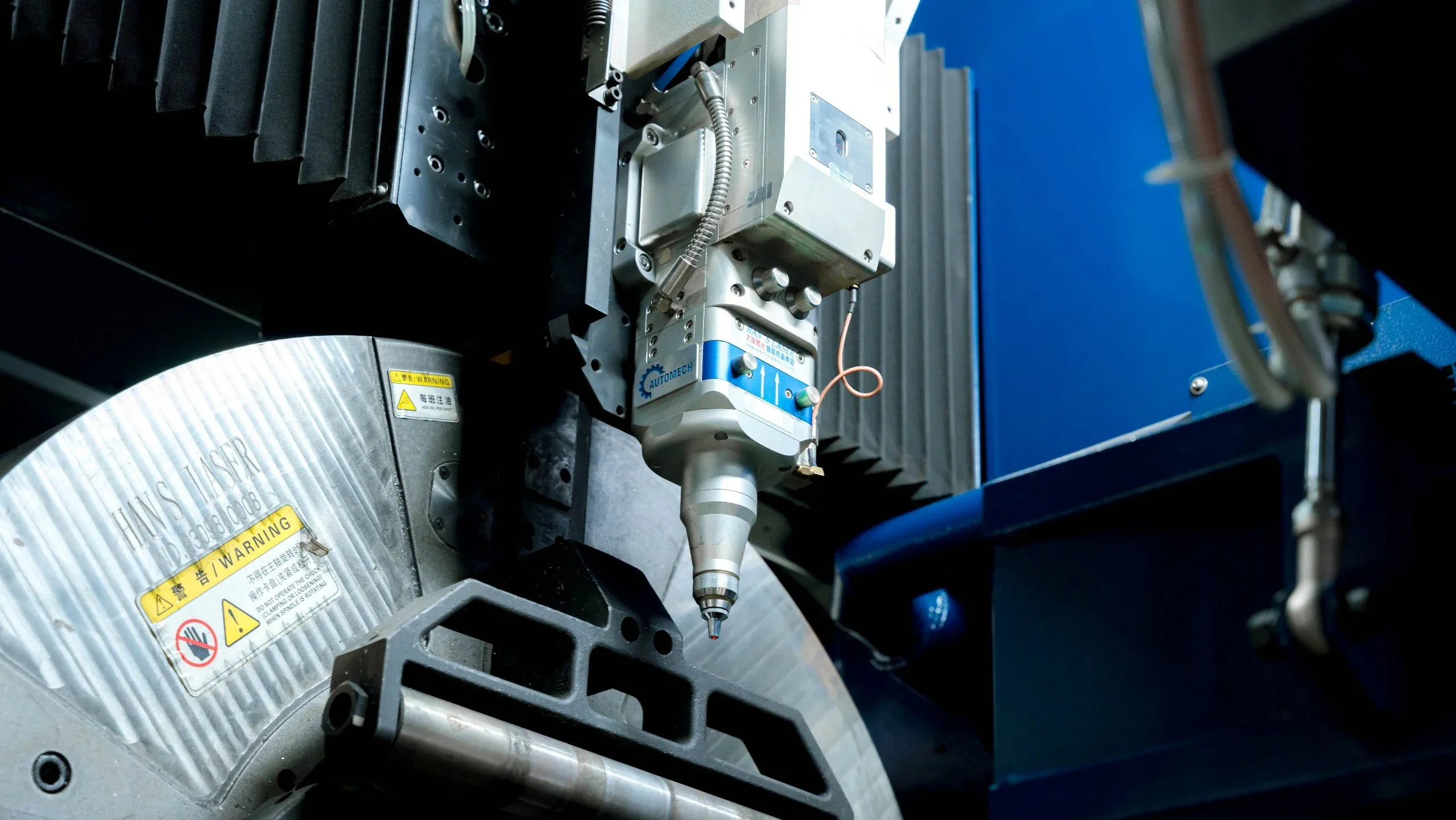 Máy cắt ống laser hỗ trợ cắt lỗ, tạo rãnh và gia công biên dạng phức tạp trên ống kim loạ Máy cắt ống laser hỗ trợ cắt lỗ, tạo rãnh và gia công biên dạng phức tạp trên ống kim loạ