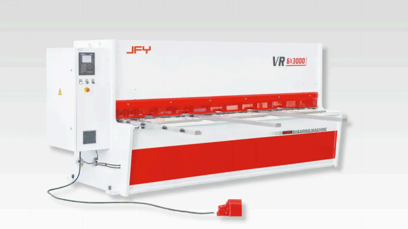 Các vấu kẹp phôi thủy lực độc lập trên bàn máy cắt tôn thủy lực giữ cố định tấm kim loại chắc chắn nhằm chống xô lệch trong suốt hành trình cắt Các vấu kẹp phôi thủy lực độc lập trên bàn máy cắt tôn thủy lực giữ cố định tấm kim loại chắc chắn nhằm chống xô lệch trong suốt hành trình cắt