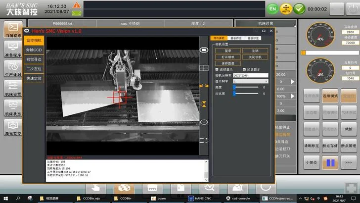 Giao diện điều khiển CNC và phần mềm cắt laser trên máy Han’s Laser.