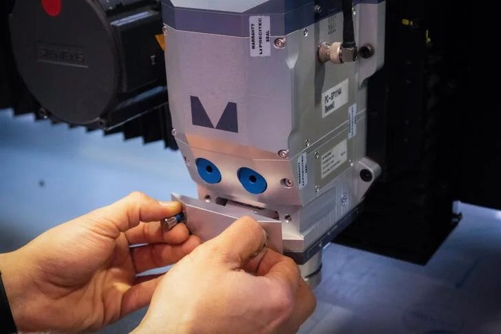 Kỹ thuật viên kiểm tra phụ kiện máy cắt laser và các linh kiện cần bảo trì định kỳ