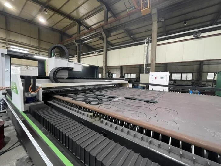 Dây chuyền máy cắt laser công nghiệp trong nhà máy gia công kim loại tấm
