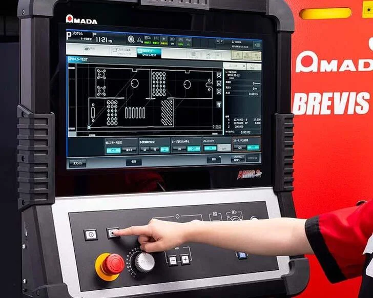 Kiểm tra màn hình điều khiển CNC và phần mềm máy cắt laser Fiber trước khi giao dịch