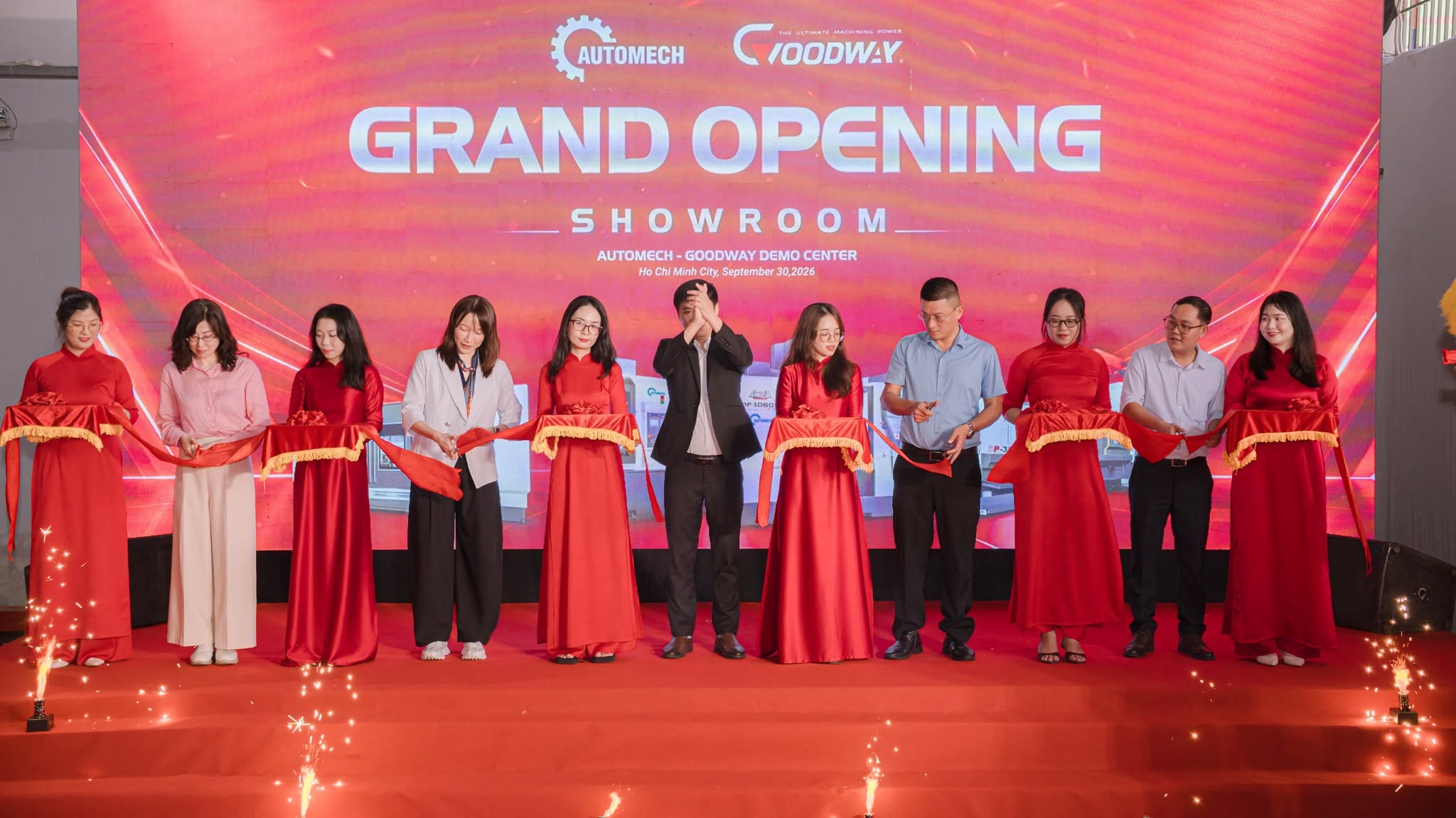 Khoảnh khắc trọng đại của buổi lễ: Nghi thức cắt băng khánh thành chính thức đánh dấu việc Automech - Goodway Demo Center đi vào hoạt động. Khoảnh khắc trọng đại của buổi lễ: Nghi thức cắt băng khánh thành chính thức đánh dấu việc Automech - Goodway Demo Center đi vào hoạt động.