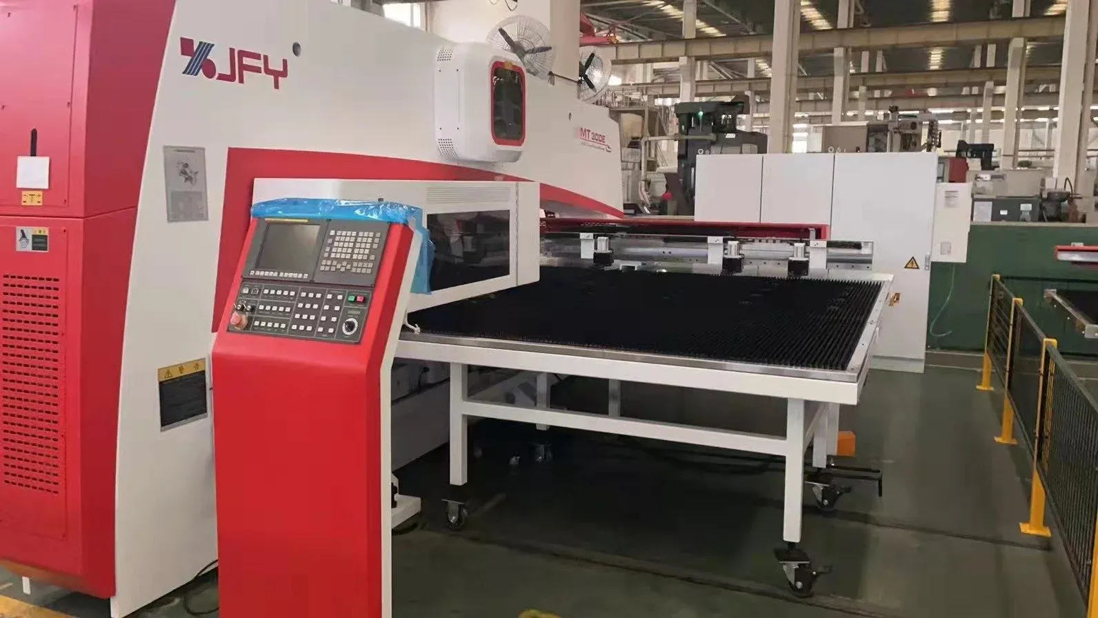 Máy đột CNC cho phép lập trình và tự động hóa quy trình gia công theo bản vẽ kỹ thuật Máy đột CNC cho phép lập trình và tự động hóa quy trình gia công theo bản vẽ kỹ thuật