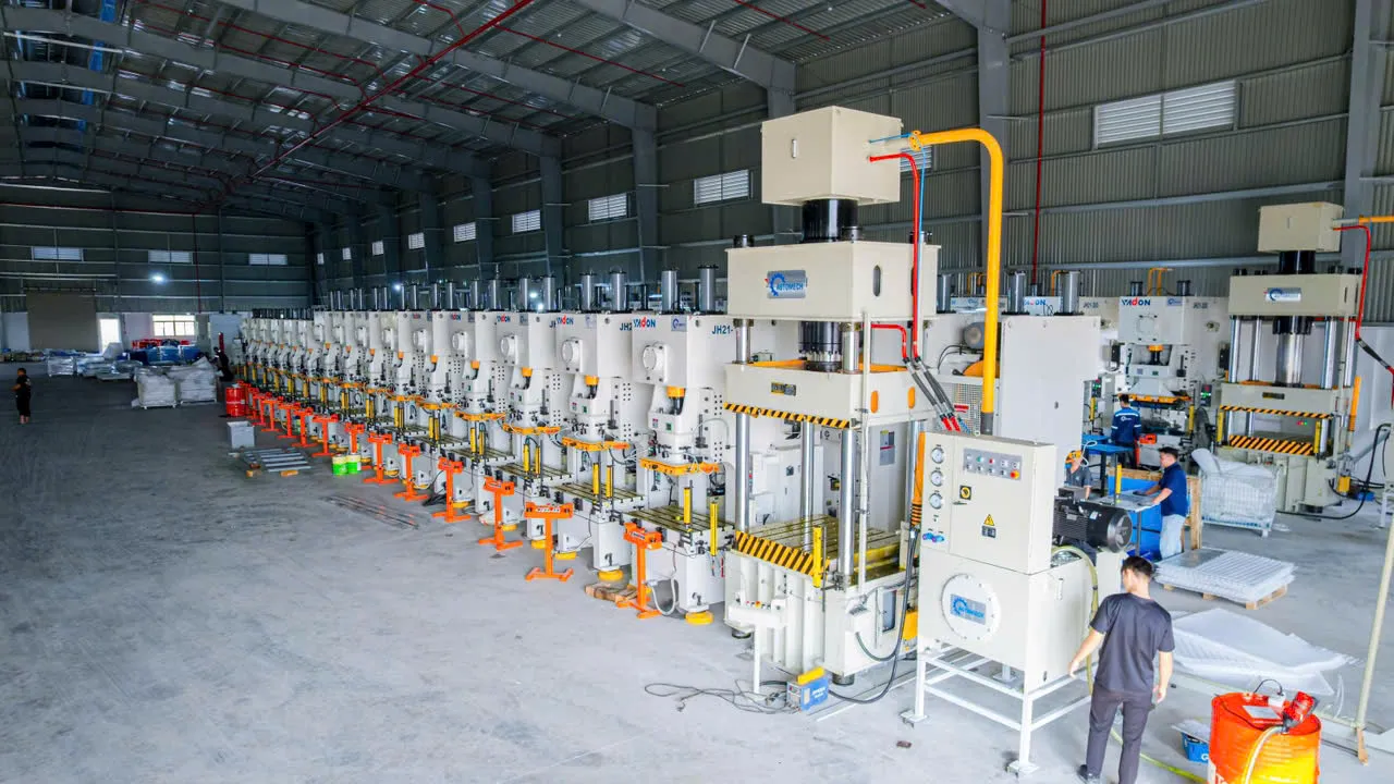 Máy đột dập tự động công nghiệp với hệ thống điều khiển CNC hiện đại